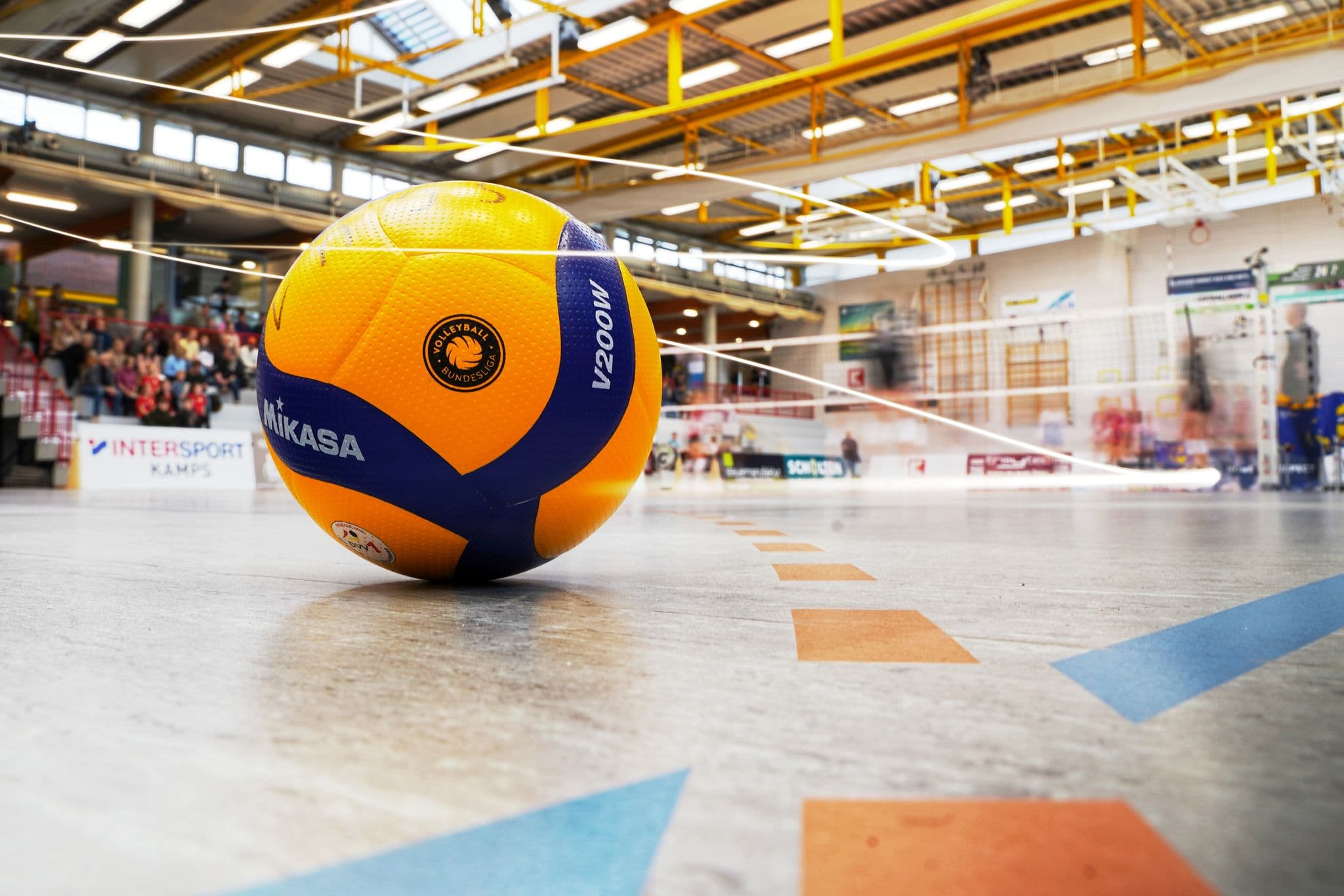 Spielball auf dem Hallenboden der Vechtetalhalle vor einem Heimspiel des SCU Emlichheim