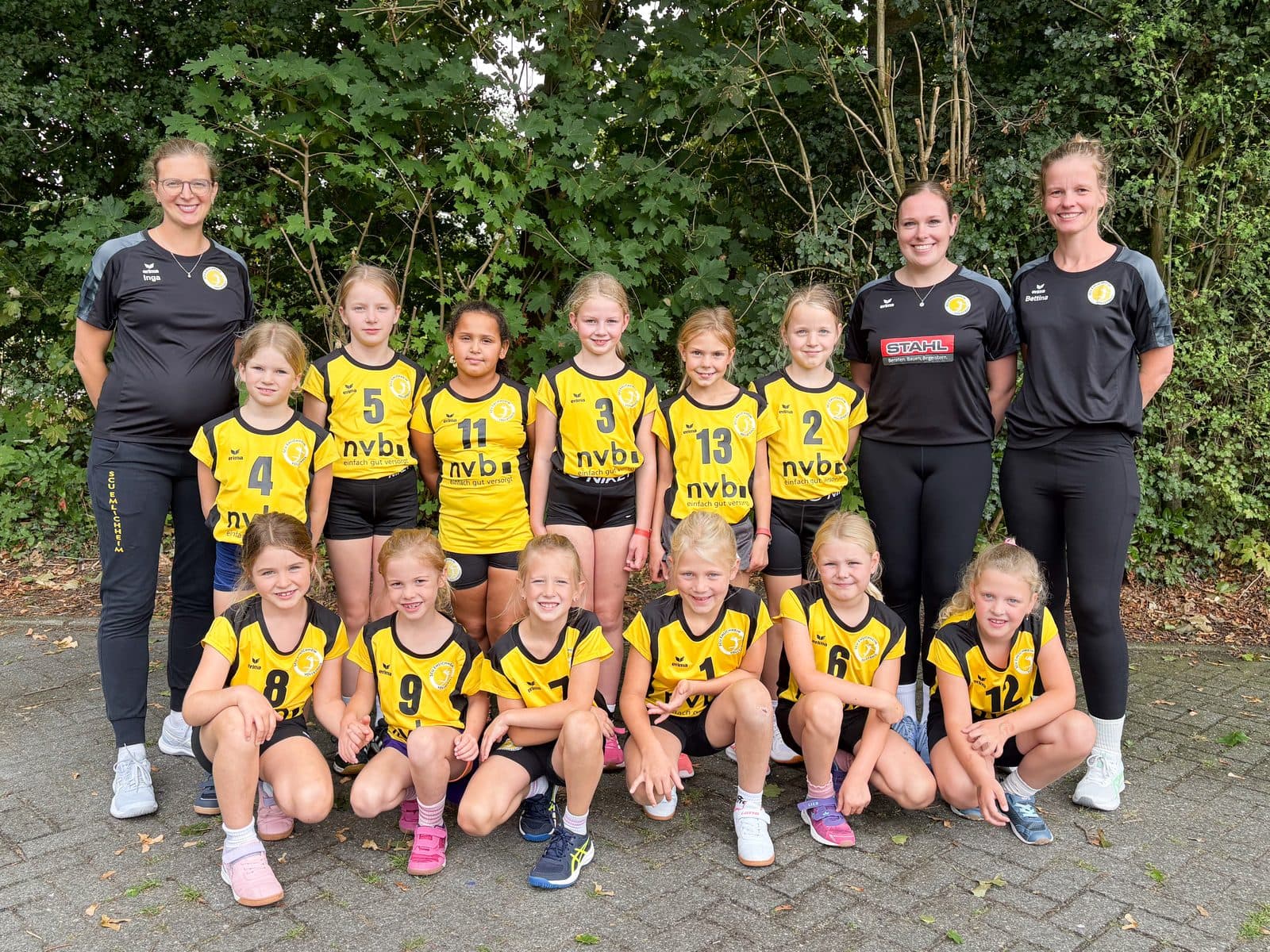Die U13-Mannschaften des SCU Emlichheim mit ihren Trainerinnen, Saison 2026/27